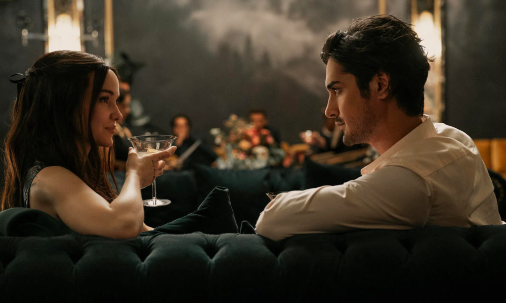 Ciara et Oliver dans 56 Jours sur Prime Video lors d’une scène romantique au bar