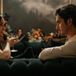 Ciara et Oliver dans 56 Jours sur Prime Video lors d’une scène romantique au bar
