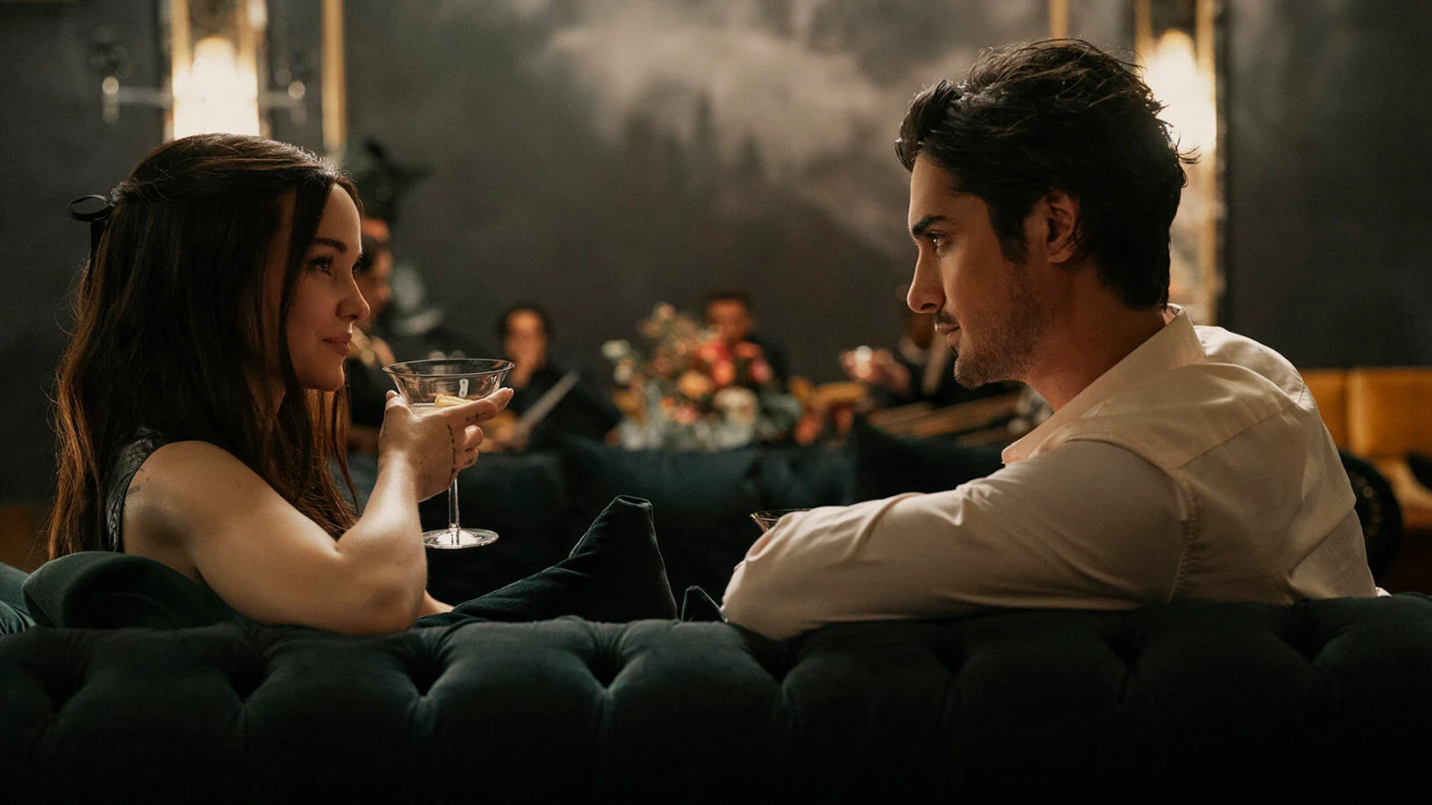 Ciara et Oliver dans 56 Jours sur Prime Video lors d’une scène romantique au bar