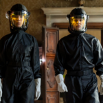 Agents en combinaison de protection dans The Beauty épisode 8