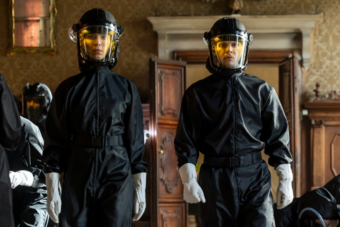 Agents en combinaison de protection dans The Beauty épisode 8