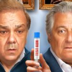 Christian Clavier et Didier Bourdon tenant un test ADN dans Cocorico 2