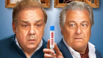 Christian Clavier et Didier Bourdon tenant un test ADN dans Cocorico 2