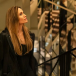 Angelina Jolie dans le film Coutures, marchant dans un décor élégant pendant la Fashion Week parisienne.