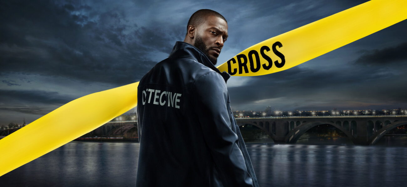 Alex Cross interprété par Aldis Hodge dans la série Cross sur Prime Video, devant un pont nocturne avec ruban jaune d’enquête
