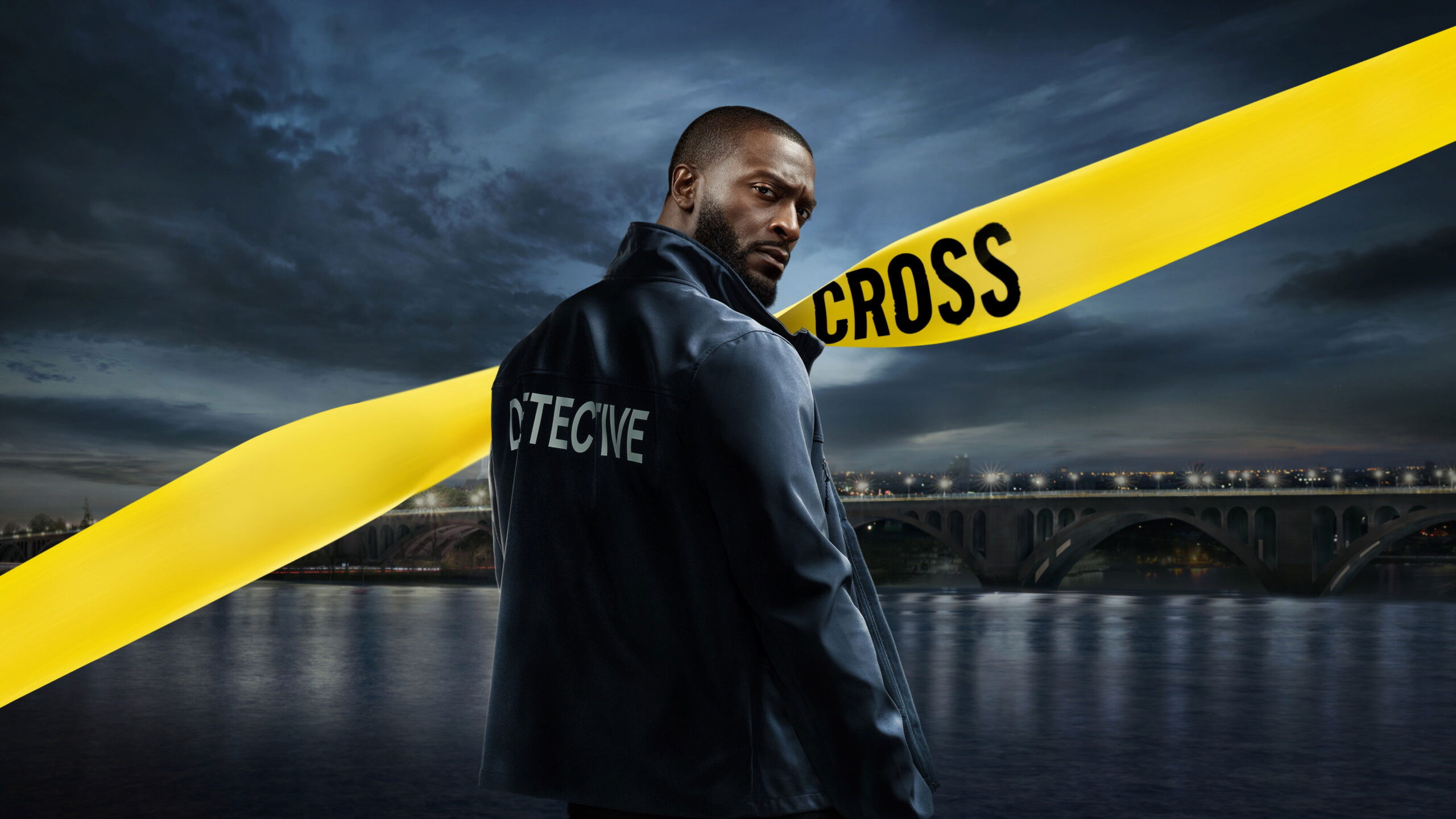 Alex Cross interprété par Aldis Hodge dans la série Cross sur Prime Video, devant un pont nocturne avec ruban jaune d’enquête