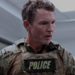 Dr Jack Abbot en intervention avec la police dans The Pitt saison 2 épisode 7