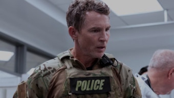 Dr Jack Abbot en intervention avec la police dans The Pitt saison 2 épisode 7