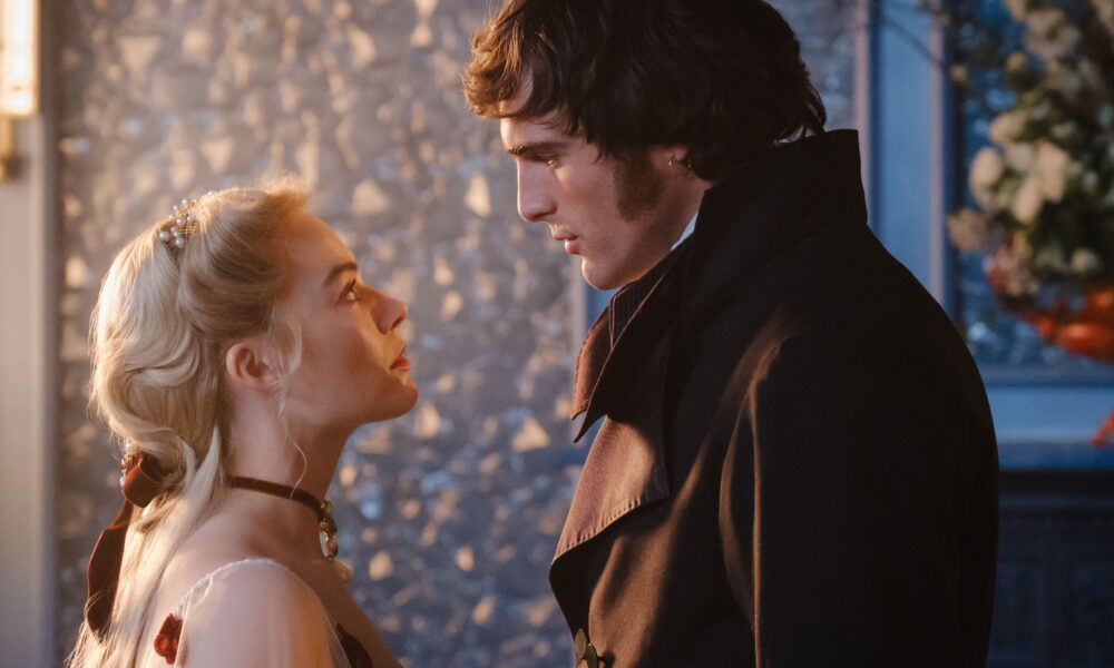 Margot Robbie et Jacob Elordi se faisant face dans une scène du film Hurlevent d’Emerald Fennell