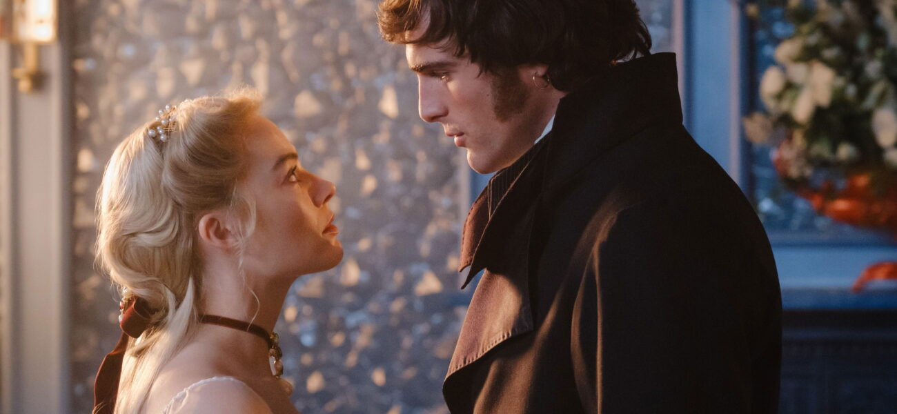 Margot Robbie et Jacob Elordi se faisant face dans une scène du film Hurlevent d’Emerald Fennell