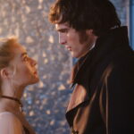 Margot Robbie et Jacob Elordi se faisant face dans une scène du film Hurlevent d’Emerald Fennell