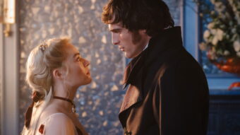 Margot Robbie et Jacob Elordi se faisant face dans une scène du film Hurlevent d’Emerald Fennell