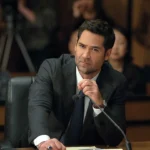 Mickey Haller lors de son procès dans la saison 4 de La Défense Lincoln sur Netflix