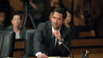 Mickey Haller lors de son procès dans la saison 4 de La Défense Lincoln sur Netflix