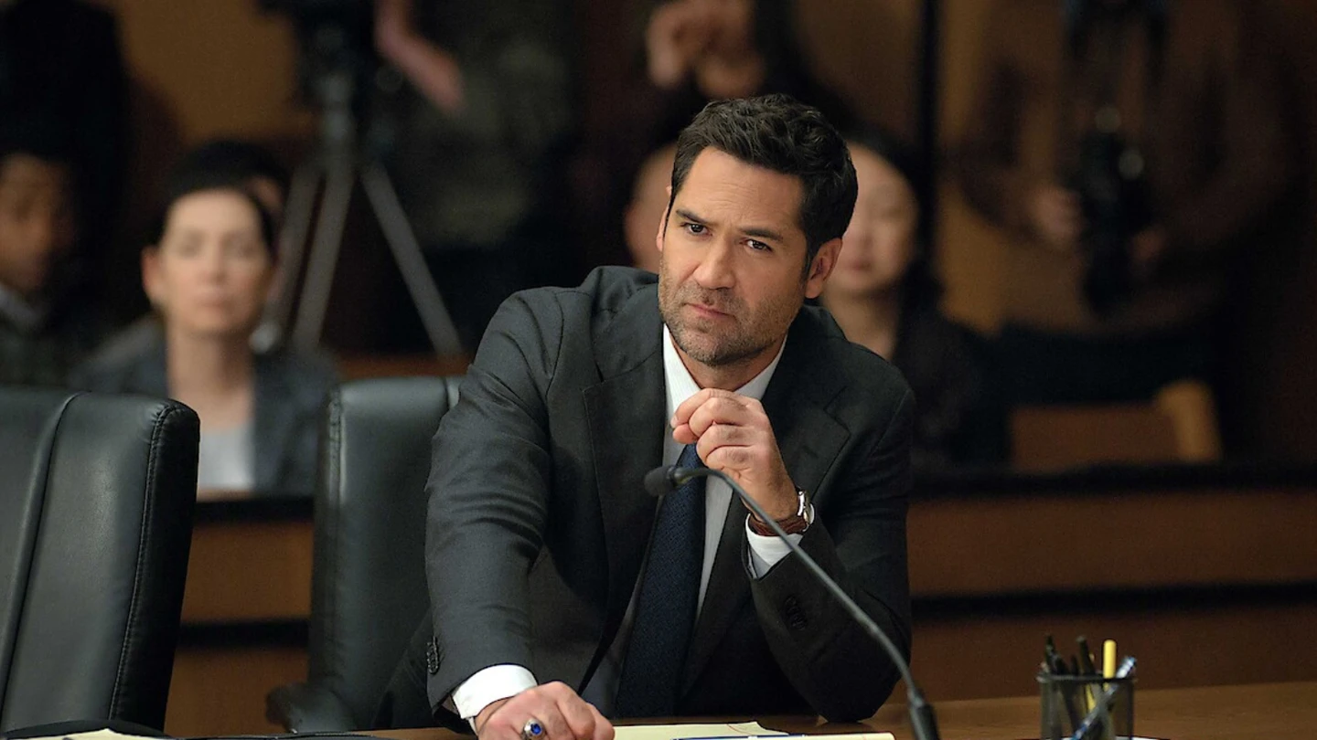 Mickey Haller lors de son procès dans la saison 4 de La Défense Lincoln sur Netflix