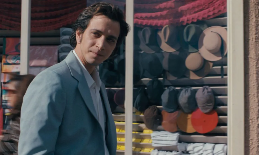 Kemal Basmacı devant une vitrine de boutique à Istanbul dans la série Le Musée de l’innocence sur Netflix