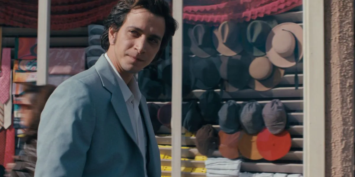 Kemal Basmacı devant une vitrine de boutique à Istanbul dans la série Le Musée de l’innocence sur Netflix
