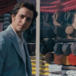 Kemal Basmacı devant une vitrine de boutique à Istanbul dans la série Le Musée de l’innocence sur Netflix