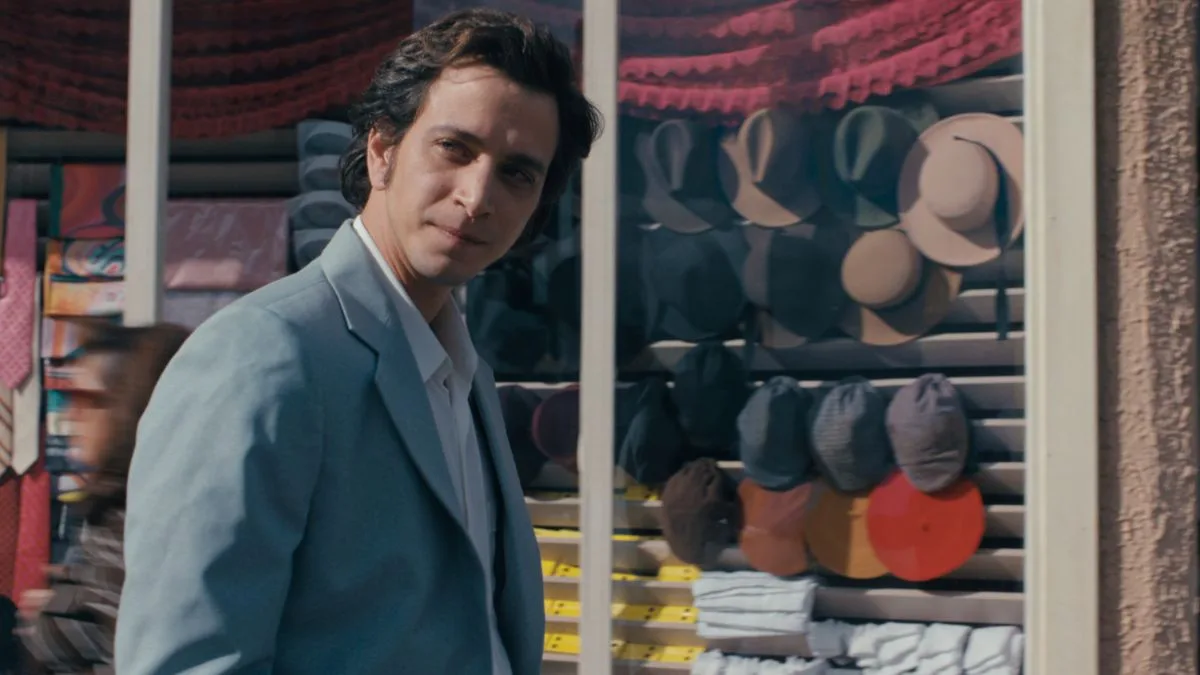 Kemal Basmacı devant une vitrine de boutique à Istanbul dans la série Le Musée de l’innocence sur Netflix