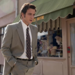 Kemal Basmacı marchant dans une rue d’Istanbul dans la série Le Musée de l’innocence sur Netflix.