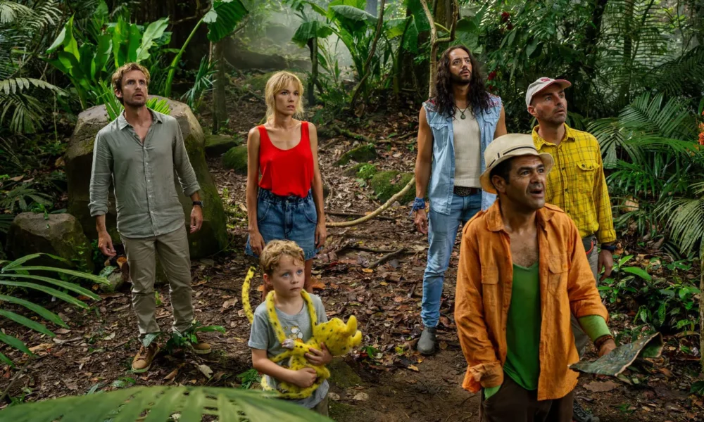 Groupe de personnages dans la jungle avec un bébé Marsupilami, dans le nouveau film Marsupilami de Philippe Lacheau