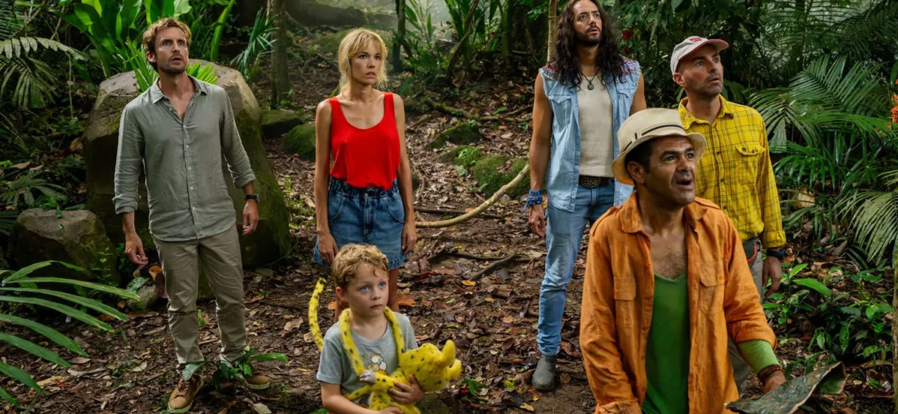 Groupe de personnages dans la jungle avec un bébé Marsupilami, dans le nouveau film Marsupilami de Philippe Lacheau
