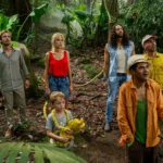 Groupe de personnages dans la jungle avec un bébé Marsupilami, dans le nouveau film Marsupilami de Philippe Lacheau