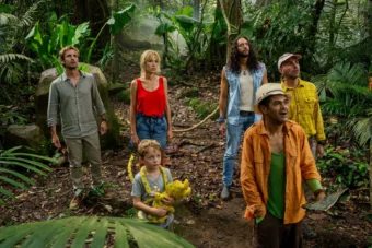Groupe de personnages dans la jungle avec un bébé Marsupilami, dans le nouveau film Marsupilami de Philippe Lacheau
