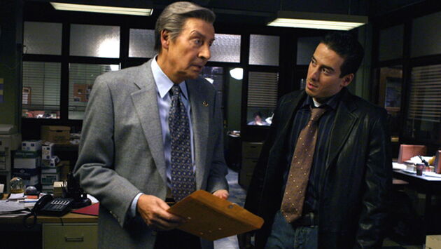 Scène de Law & Order: Trial by Jury montrant les procureurs discutant d’une affaire judiciaire dans un bureau.
