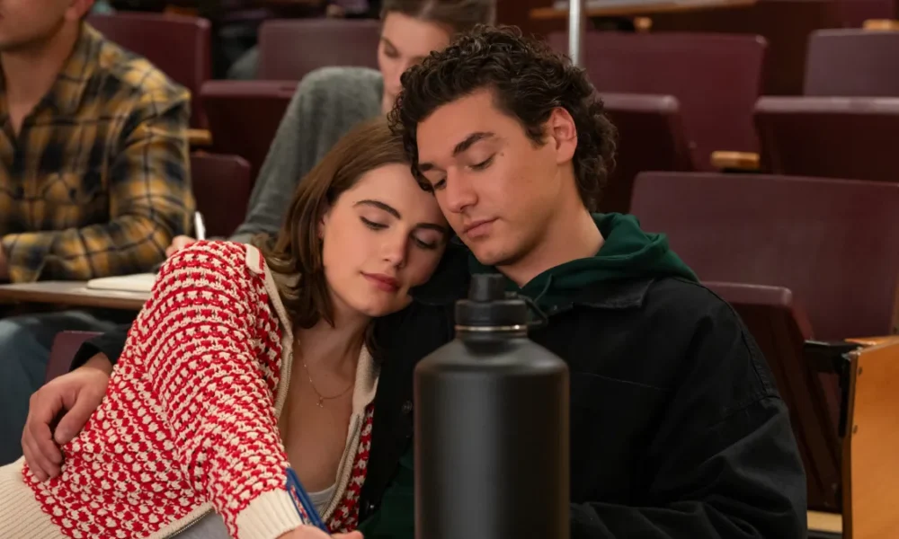Hannah et Garrett dans Off Campus, scène romantique à l’université sur Prime Video