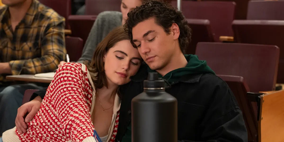 Hannah et Garrett dans Off Campus, scène romantique à l’université sur Prime Video