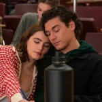 Hannah et Garrett dans Off Campus, scène romantique à l’université sur Prime Video