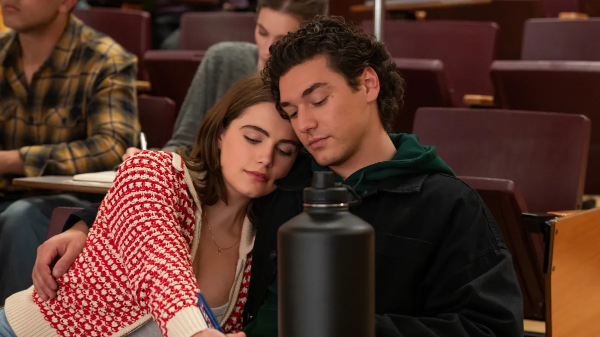 Hannah et Garrett dans Off Campus, scène romantique à l’université sur Prime Video