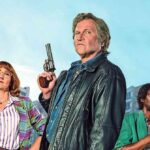 François Damiens en policier des années 80 dans Police Flash 80, entouré de son équipe en décor urbain