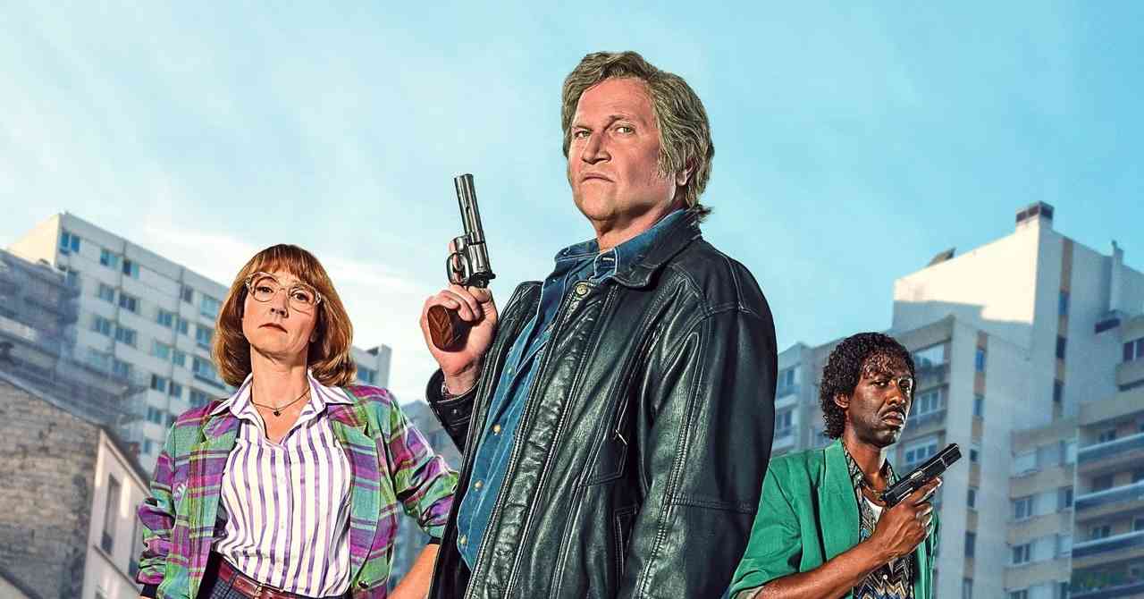 François Damiens en policier des années 80 dans Police Flash 80, entouré de son équipe en décor urbain