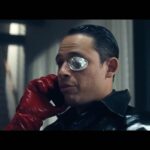 Byron au téléphone, visage marqué et œil modifié, dans l’épisode 5 de la série The Beauty sur Hulu