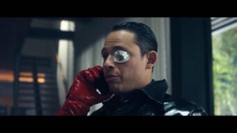 Byron au téléphone, visage marqué et œil modifié, dans l’épisode 5 de la série The Beauty sur Hulu