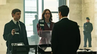 Agents du FBI confrontant un suspect dans The Beauty, scène de l’épisode 7