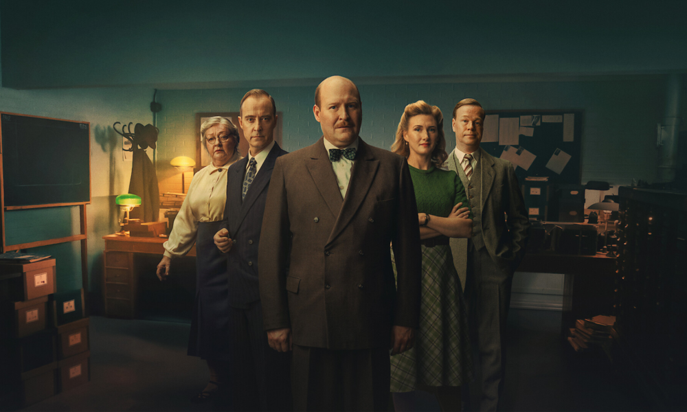 Distribution principale de The Swedish Connection dans un bureau des années 1940, inspiré de l’histoire vraie des fonctionnaires suédois ayant aidé des réfugiés juifs pendant la Seconde Guerre mondiale.