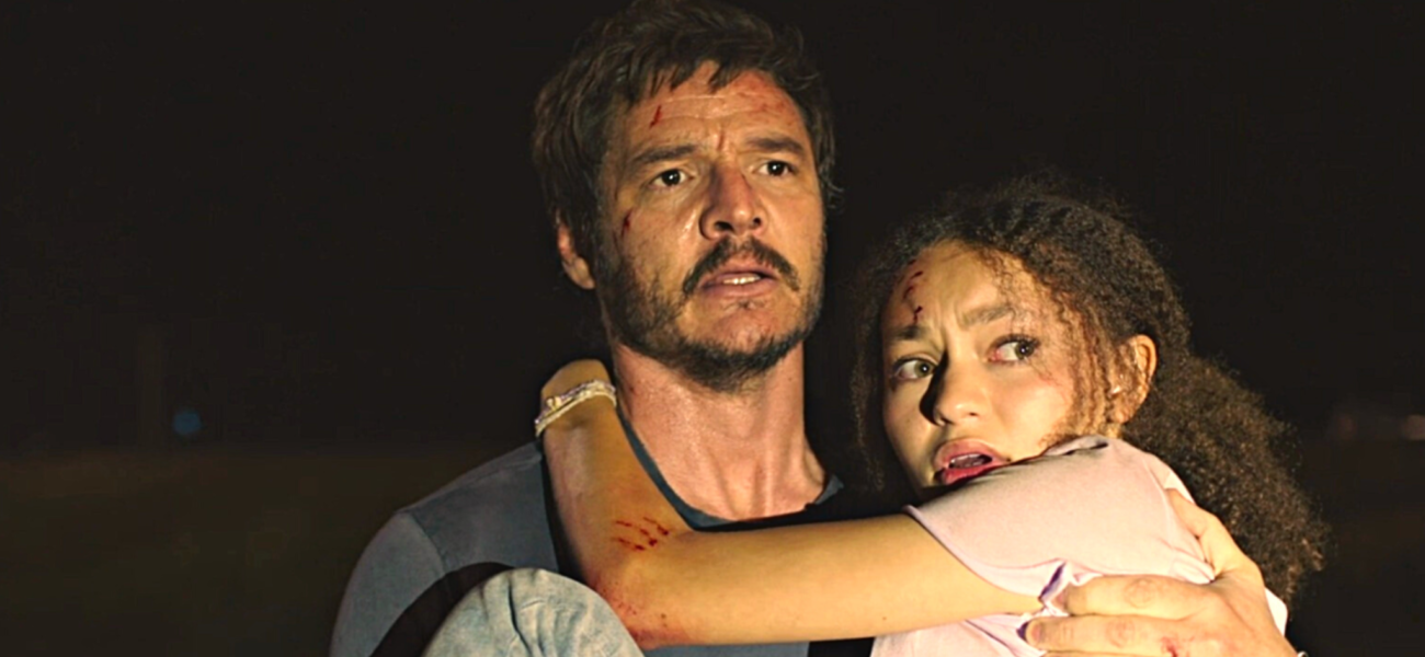 Une scène marquante de The Last of Us où Joel porte Ellie, illustrant la tension et l’émotion au cœur de la série HBO.