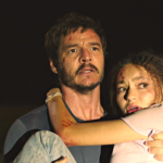 Une scène marquante de The Last of Us où Joel porte Ellie, illustrant la tension et l’émotion au cœur de la série HBO.