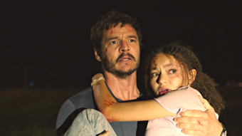 Une scène marquante de The Last of Us où Joel porte Ellie, illustrant la tension et l’émotion au cœur de la série HBO.