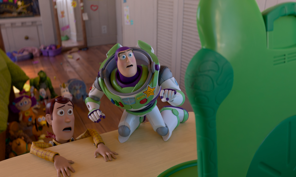 Woody et Buzz l’Éclair inquiets face à une tablette verte dans Toy Story 5