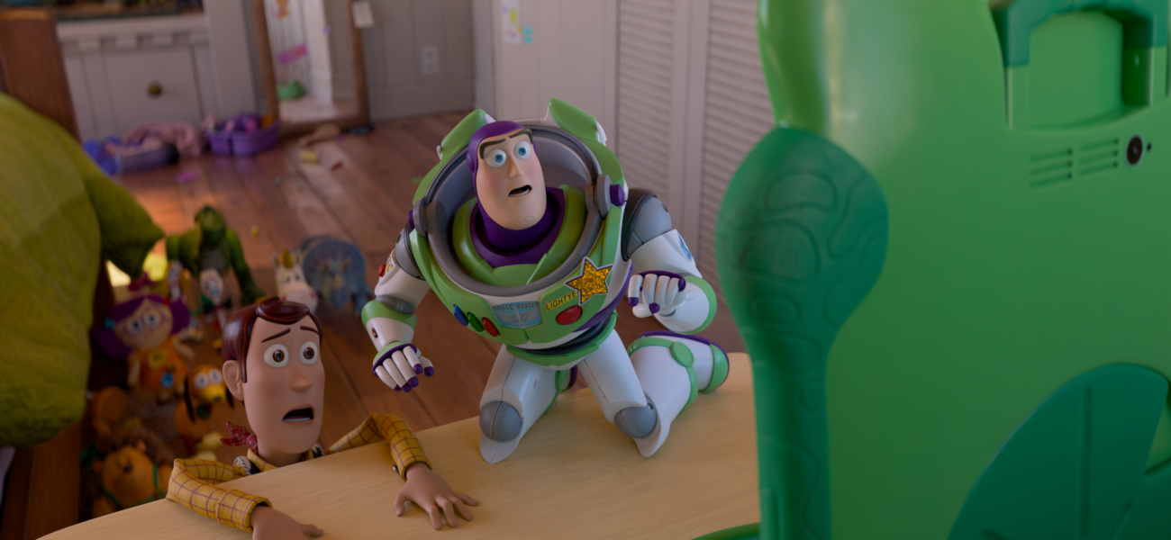 Woody et Buzz l’Éclair inquiets face à une tablette verte dans Toy Story 5