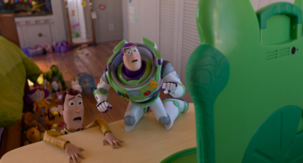 Woody et Buzz l’Éclair inquiets face à une tablette verte dans Toy Story 5