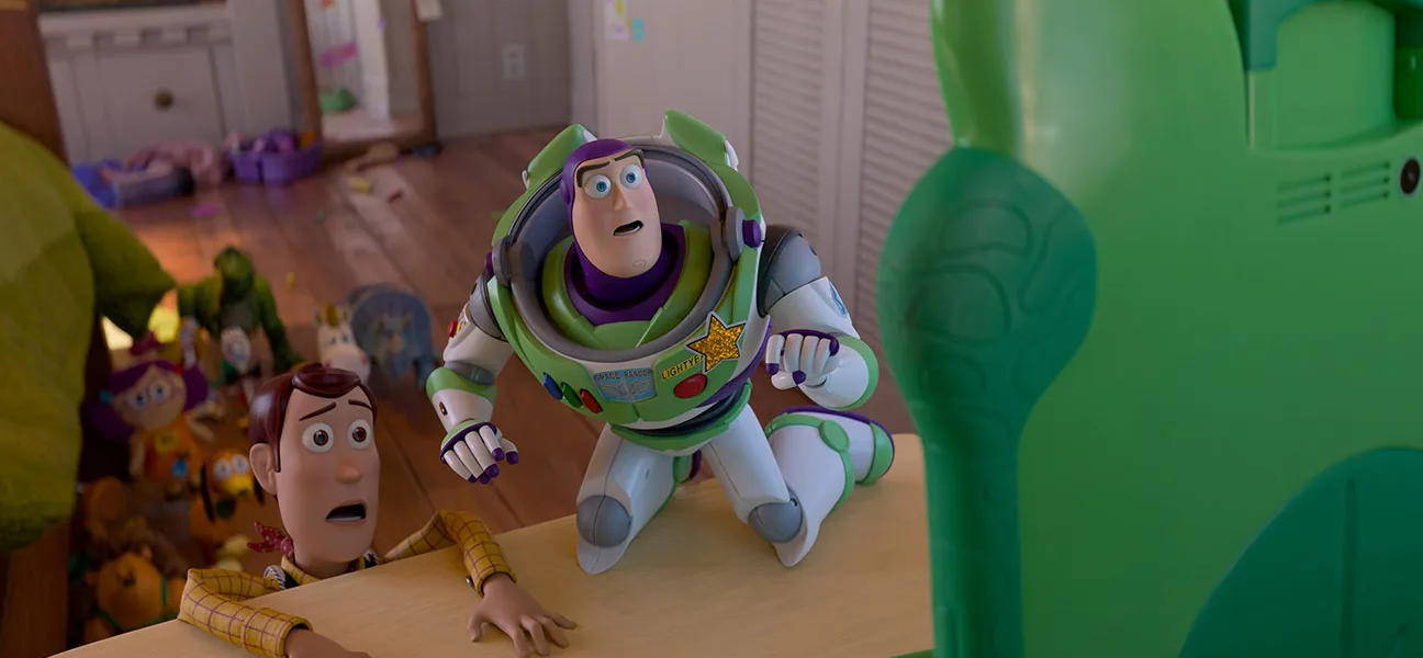 Woody et Buzz l’Éclair surpris face à un appareil technologique dans Toy Story 5
