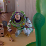 Woody et Buzz l’Éclair surpris face à un appareil technologique dans Toy Story 5