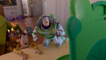 Woody et Buzz l’Éclair surpris face à un appareil technologique dans Toy Story 5