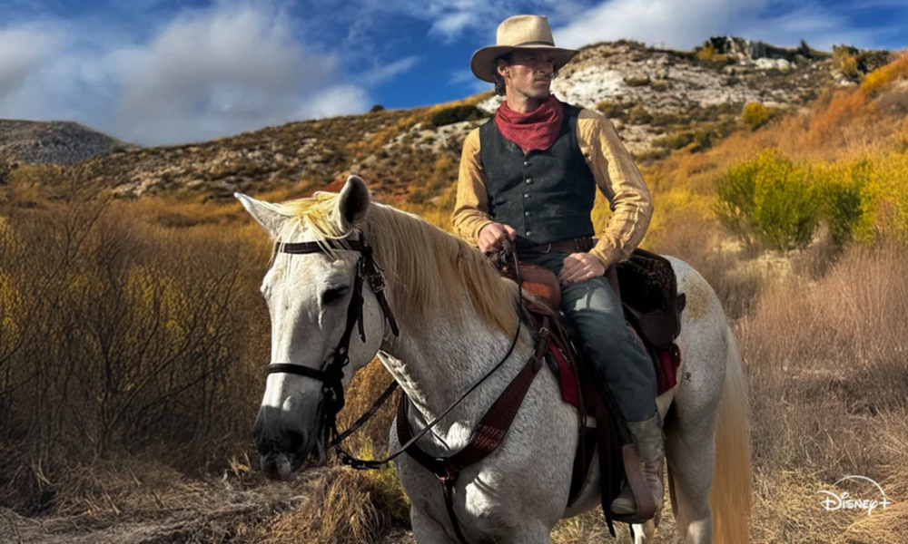 Alban Lenoir à cheval dans le rôle de Lucky Luke dans la série live-action Disney+