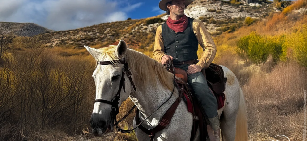 Alban Lenoir à cheval dans le rôle de Lucky Luke dans la série live-action Disney+